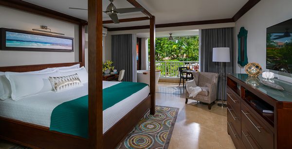 Crystal Lagoon Luxury Honeymoon Room with Balcony Tranquility Soaking Tub